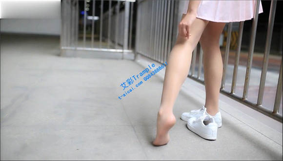 漂亮女孩制服长筒袜小白鞋