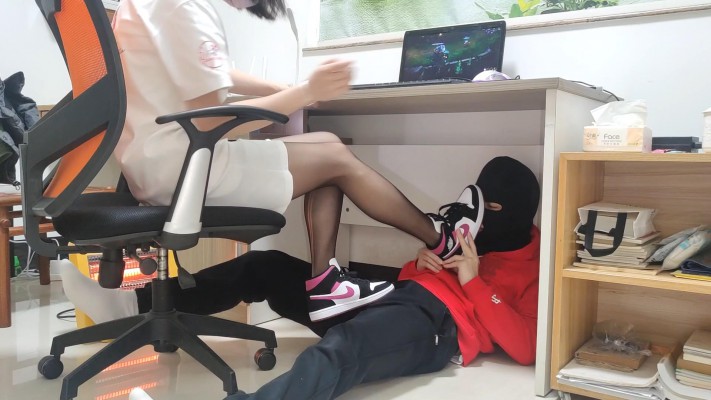 168cm黑丝AJ中山少女姿默玩LOL，无意识把狗头狗裆当脚垫 YC-220224-3