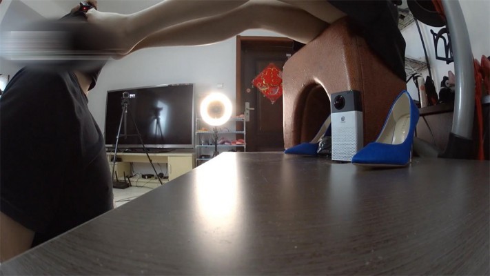 【婧児小主】婧児脚下的膜拜奴乞求主人高跟鞋的践踏 好啊 让我好好玩玩你!