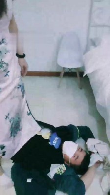 【褒姒女王】楼道里抓住bt虐成狗 bf18559