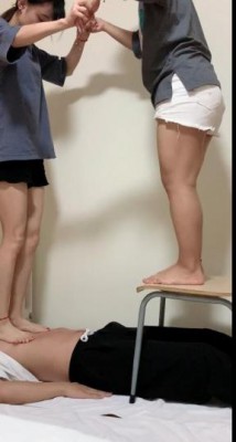 【萝莉酱】学生姐妹花跳踩地狱00后在校学生素人跳踩人肉毯子