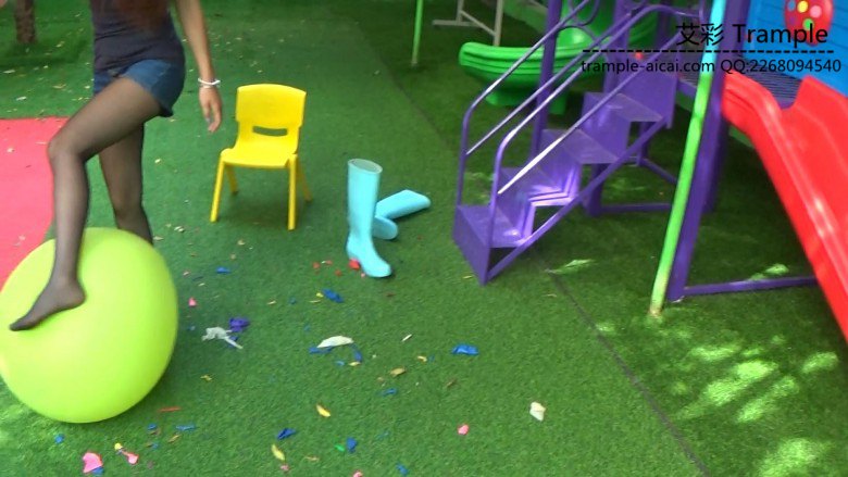 黑丝运动鞋雨靴踩气球