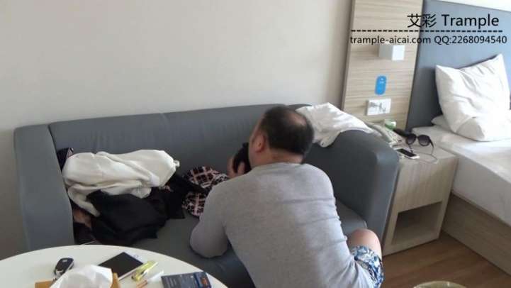 好色房东偷吻女租客内衣遭虐打_HD绳艺资源