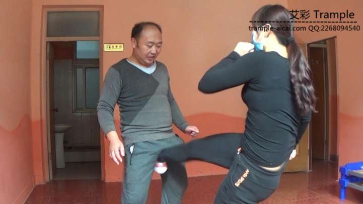 跆拳道女教练防身术演练