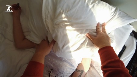 7C 闷死纹身丝袜女