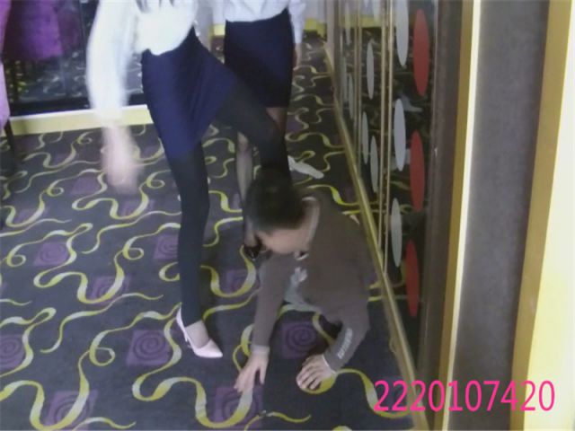 (情景剧)二女上司虐打应聘的后用高跟鞋踩死