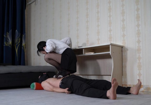 【W.K.T】—冷凝暴虐家奴之细高跟不间断踩踏 YC-220805-7