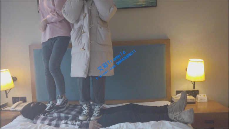 【小彤双人踩踏】和篮球姐姐在哥哥身上玩耍 YC-200109-5