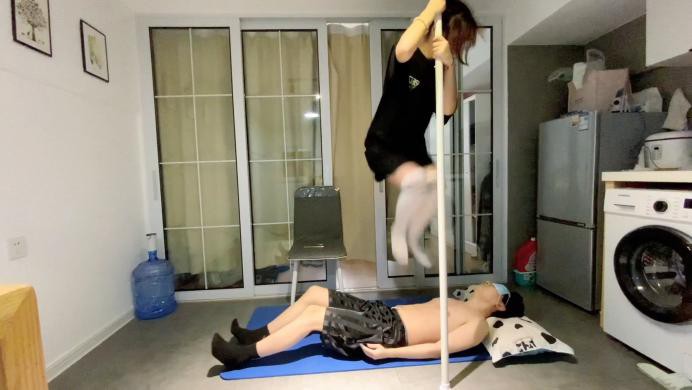 【萝莉酱】足球健将小玉首调 穿了半个多月没洗的脏袜子蹦跳踩踏闻舔臭脚