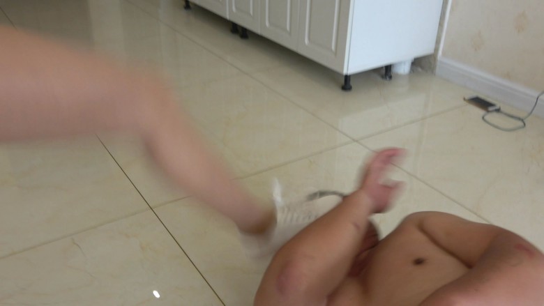 超脏小白鞋，白棉袜高难度挑战羞辱猪头_HD绳艺资源