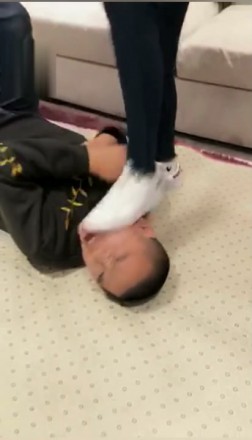 绝美vivi踢脸踢裆发泄