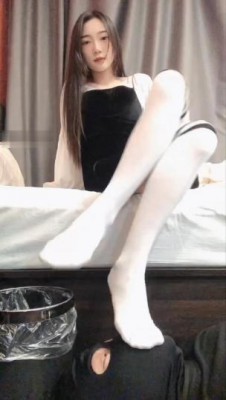 初柒性感日系白袜施展脚法干废贱货-18岁初柒女神原味臭袜踩脸闻舔脚踩裆 YC-220707