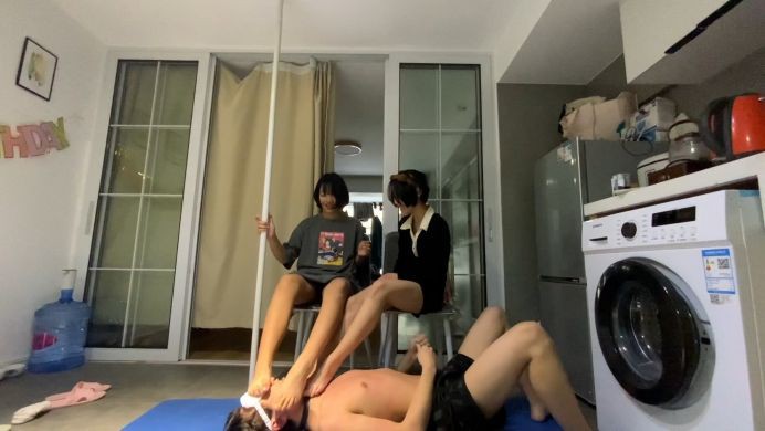 精神小妹超短裙暴虐-真实校园小太妹的疯狂踩踏踢裆吃袜子羞辱 YC-220505-9