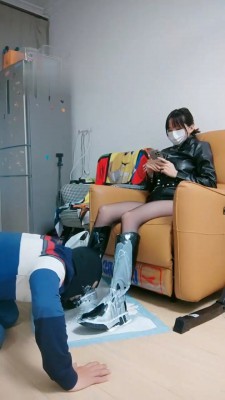 【美学】长靴踩酸奶喂食贱奴 bf21425