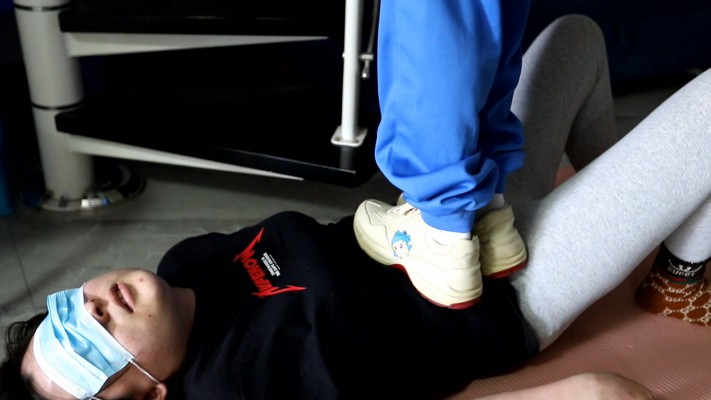 【惑心】女校霸爆踩女奴踩爆