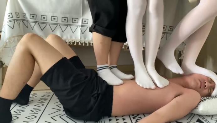 【萝莉酱】JK学生三小主白丝裸足群踩贱狗臭丝脚裸足跳踩臭袜子塞嘴 YC-220818-6