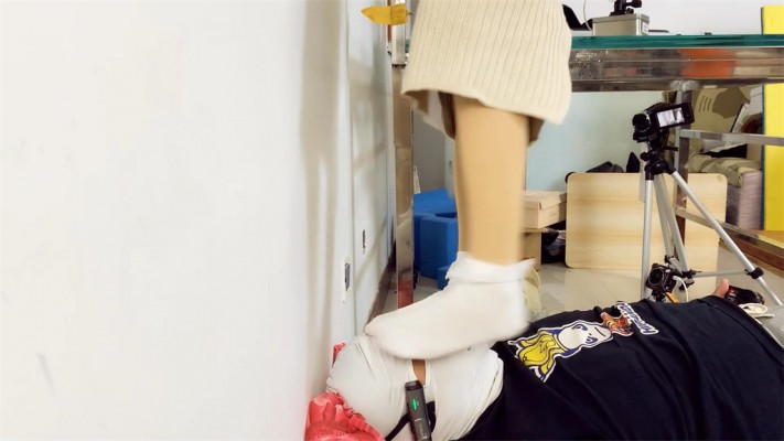 【婧児小主】晓G帆布鞋脏白袜踩头踩脖子 踩踹审讯最后裁断囚犯脖子！ YC-220516-4