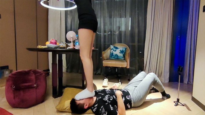 艾琳s虐脚奴身上蹦迪喂脚趾甲——颜面破坏系列（六） YC-230206-2