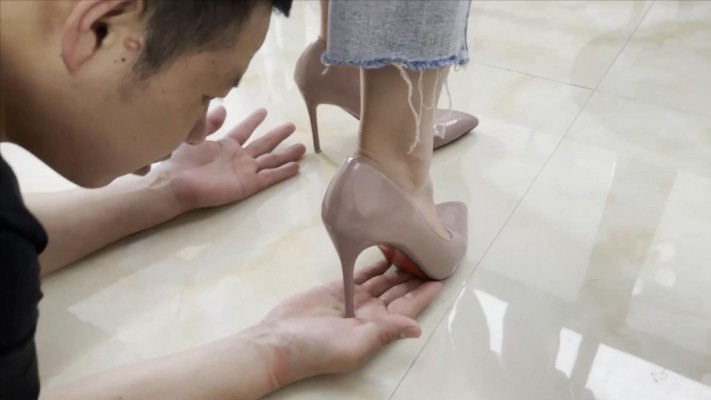 贺岁片:小鱼姐姐2双高跟全体重踩踏,鞋跟踩手逼供调教青龙 YC-230121-2
