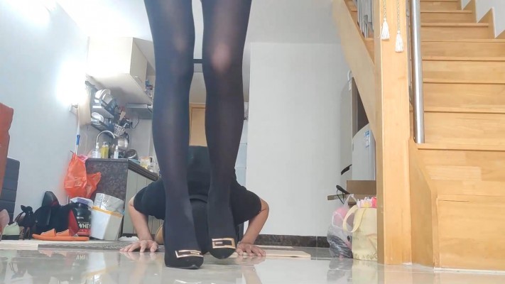 白领小鱼大人黑丝高跟大长腿羞辱胯下狗，命令钻胯，践踏狗头 YC-220429