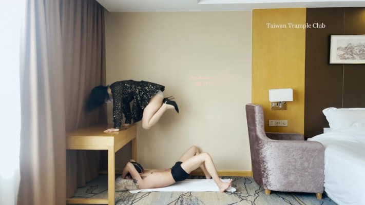 【台湾踩踏俱乐部】国内首发台湾少妇丝袜高跟踩人肉毯子摇头蹦迪凶狠跳踩