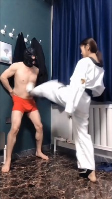 【LAPAPA】初柒跆拳女杀手逛街被调戏 抓回流氓暴虐绞杀剧情踢踩绞杀处刑 YC-220721-7