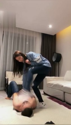 绝美vivi踢脸踢裆发泄