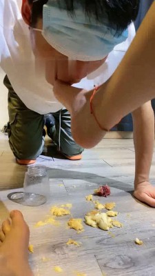 【骨精精】清理脏鞋底/脚喂食 JS220831