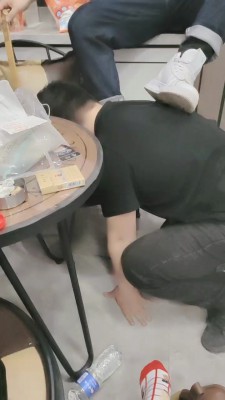 【安安女王】情侣主让绿帽舔脏鞋 bf23346