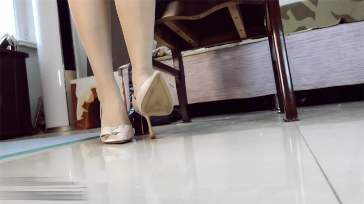 【婧児小主】婧児GTS POV 高跟鞋丝袜玩弄渺小的膜拜者 玩够把你丢进鞋里踩着你出门