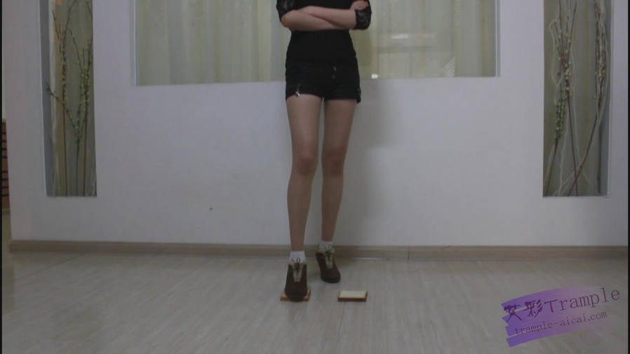 脏鞋原味袜子踩面包喂食,第一视角羞辱,控制