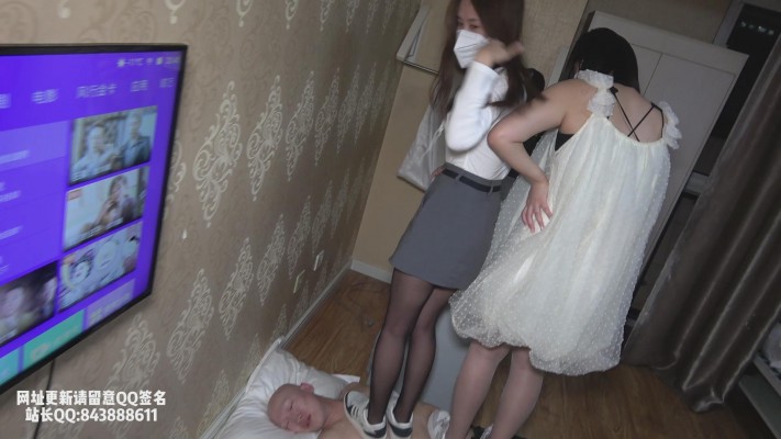 【素人S】欣欣和糖糖的双人运动鞋踩踏 YC-230331-8