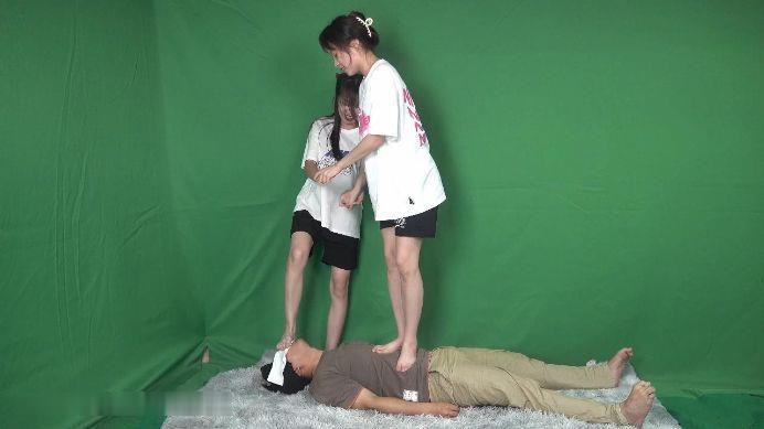 【南国原创】晓琴和闺蜜苏苏无情踩踏同学，美脚臭袜子玩弄,玩的很嗨！YC-220608-3