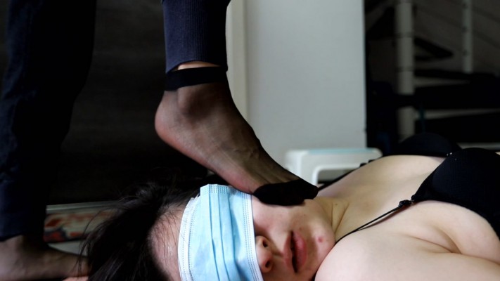 【惑心】含着我的黑丝臭脚挨鞭子