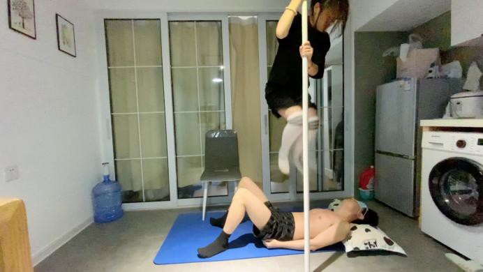 【萝莉酱】足球健将小玉首调 穿了半个多月没洗的脏袜子蹦跳踩踏闻舔臭脚