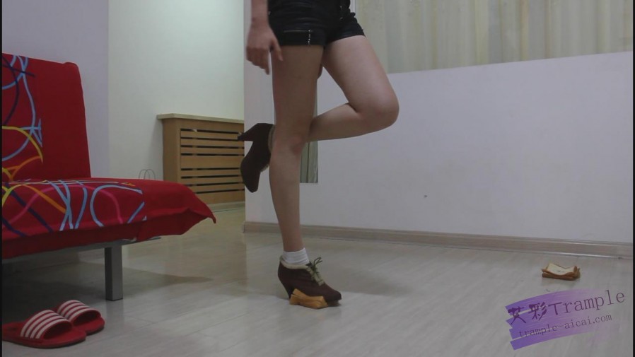 脏鞋原味袜子踩面包喂食,第一视角羞辱,控制
