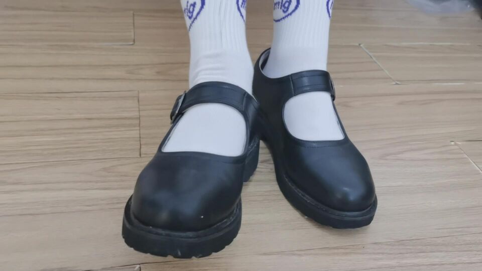 娇娇女巨人踩死