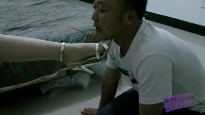 美少女惩治男.