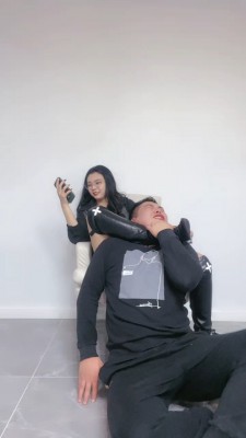 【初见】长靴S蹂躏脚下奴 bf19941