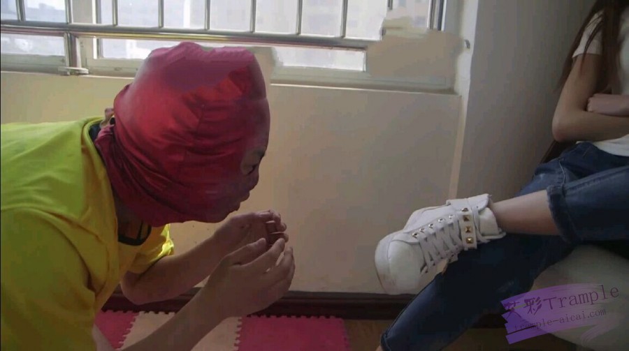 甜甜美女大狗链拴狗调教