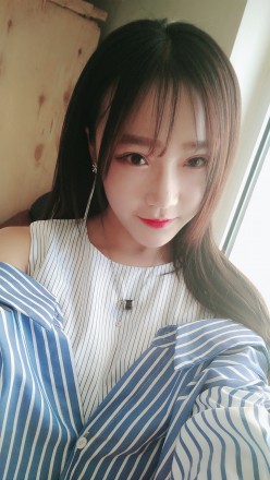 超美女主球衣短裤踩踏喂食语言羞辱