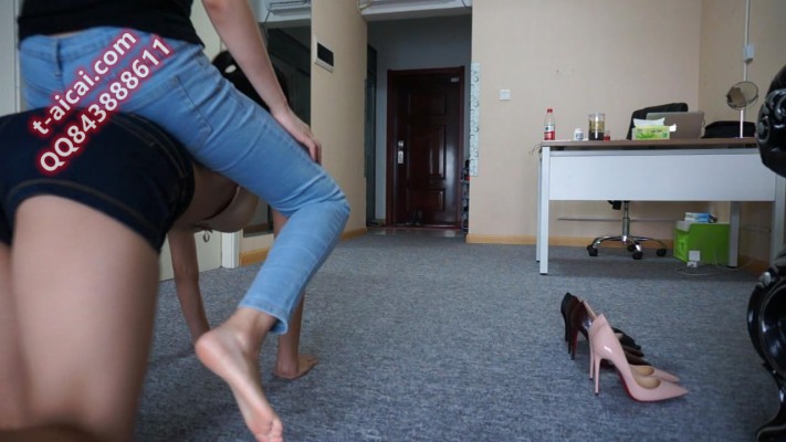 【小妮女女】三双高跟鞋虐踩女奴 ACNN75