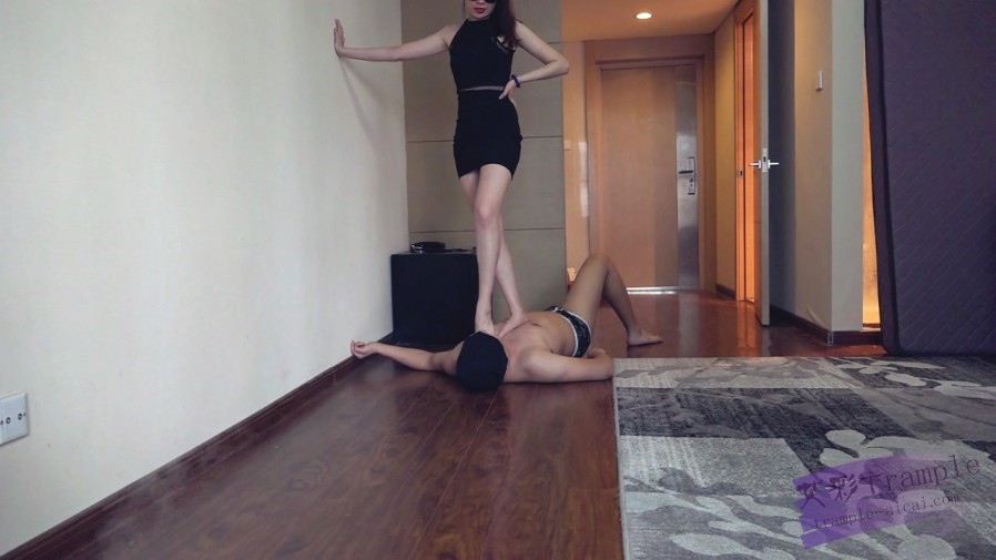 雪白美足残忍深喉到吐酸水到晕