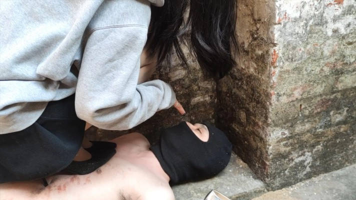 鱼爹户外踩胸和手，无视废物出血破皮