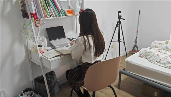 学生娇娇指令闻臭袜子