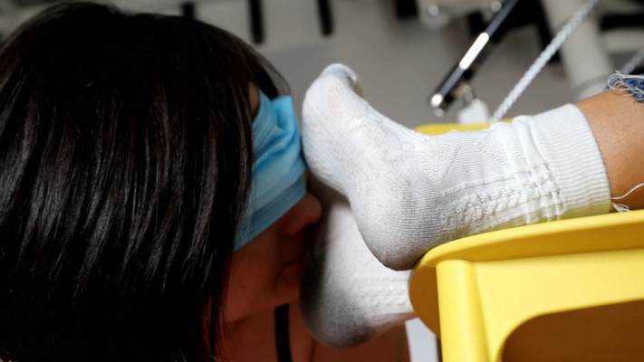 【惑心】贱母狗跪舔极臭脏袜子