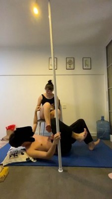 舞蹈生菲菲小主踩嘴贱毯子减肥-强力跳踩 闻舔舞蹈生的原味脚 YC-220321-4