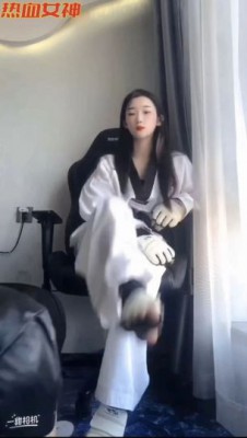 18岁绝美女学生s跆拳道美脚踹烂贱M狗裆-18岁学生S跆拳道踢裆调教 YC-220429-5