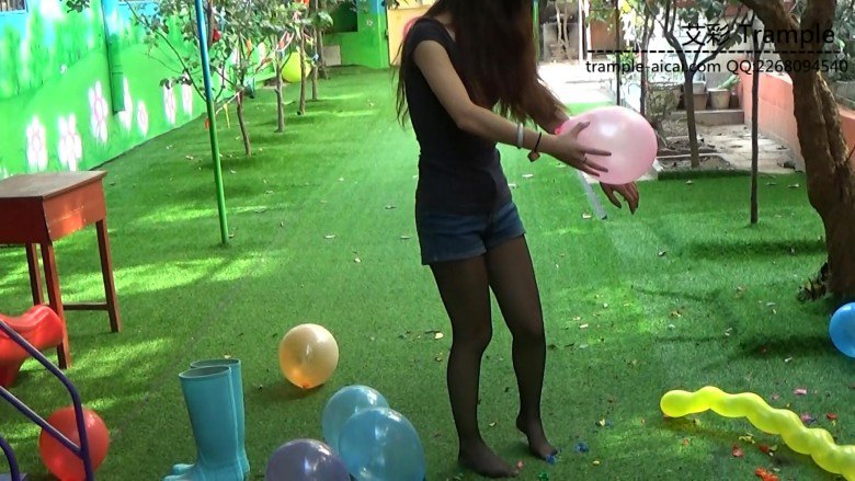 黑丝运动鞋雨靴踩气球