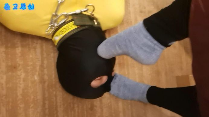 【羲又原创】双S之爸爸的爸爸叫爷爷!羲又带素人闺蜜舔鞋闻脚坐脸调教 YC-220531